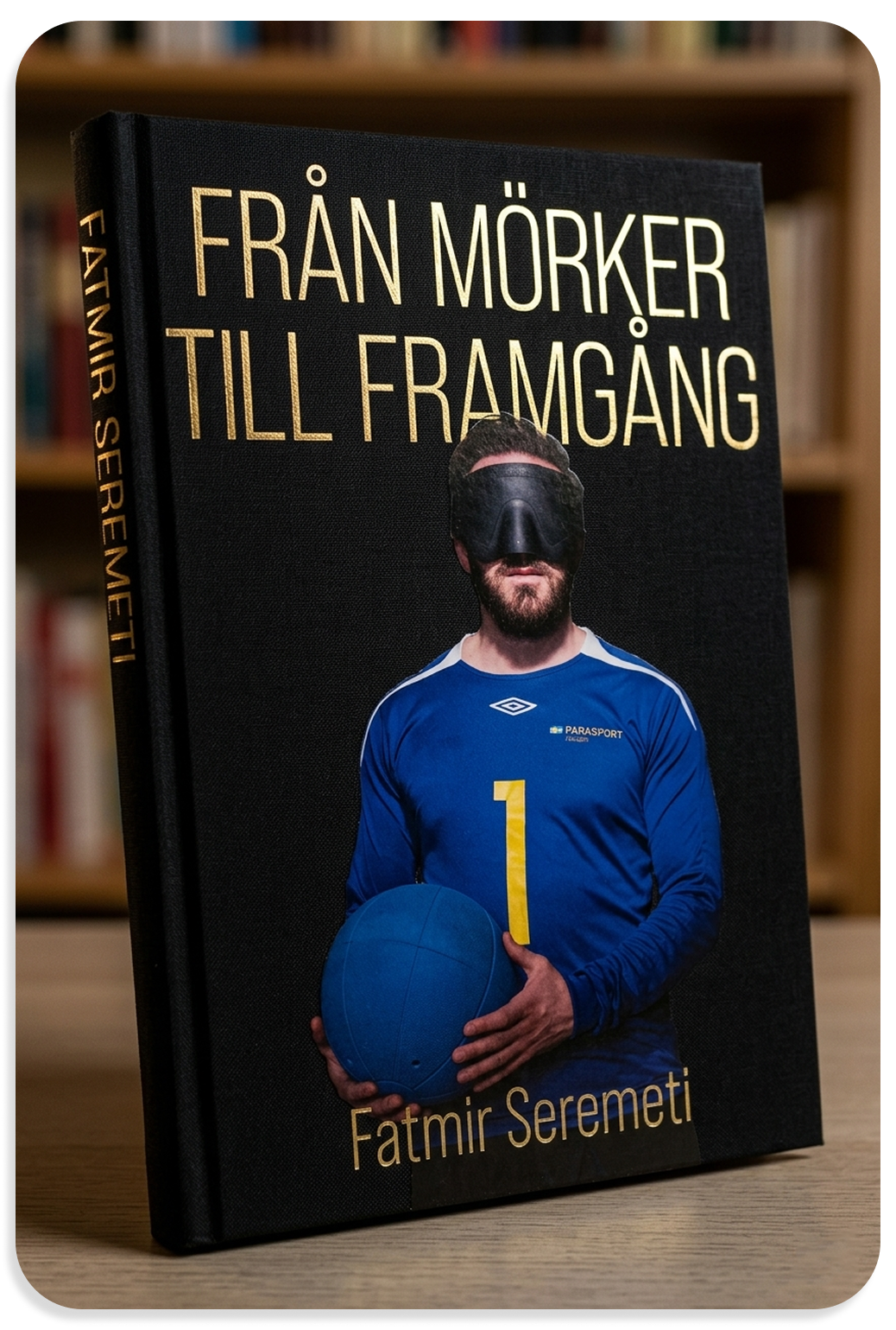 Bild på Fatmirs Bok-omslag där han står i sin matchtröja med ögonbindel