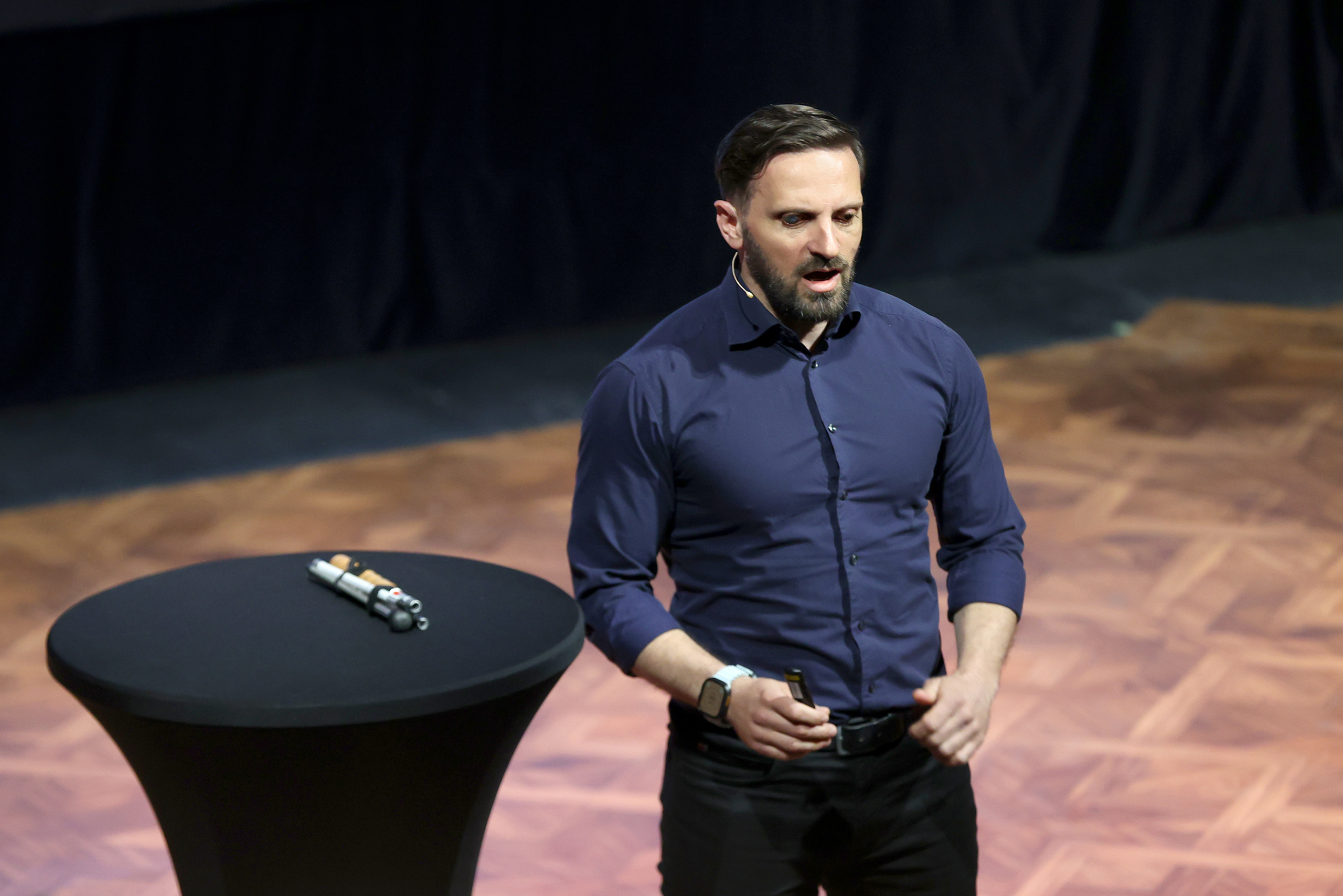 fatmir ovanifrån på en scen mitt i ett tal