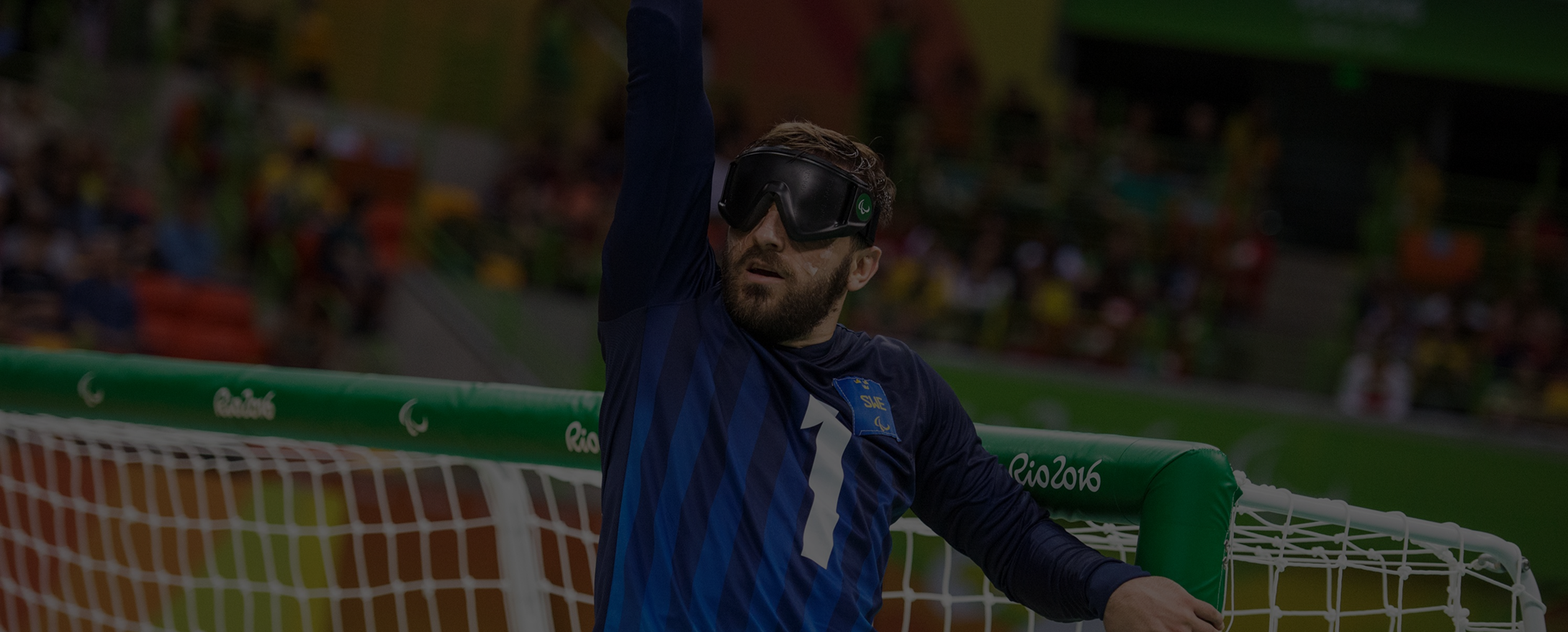 Fatmir i landslagskläder sträcker upp handen under VM då Sverige slår Tyskland i Goalball